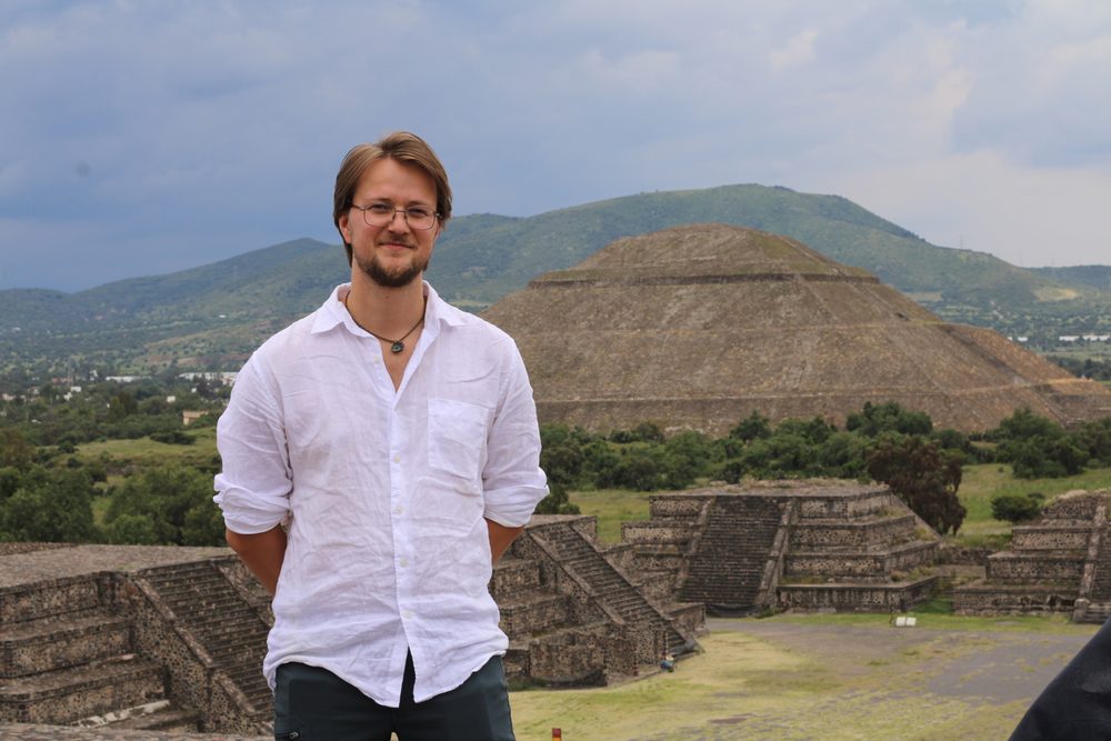 Thor in a white shirt in front of the Pyramid of the Sun at Teotihuacan